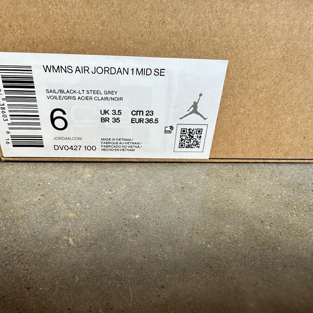 Nike Air Jordan women 1 Mid SE SIZE 6 pre owned white box - Picture 15 of 16